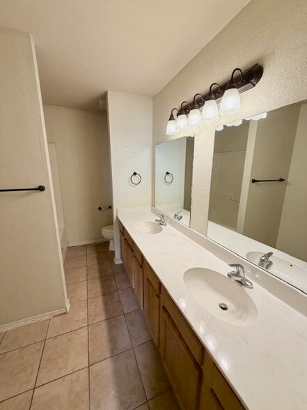 Building Photo - 2827 N Cassius Ln