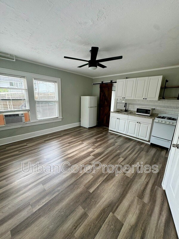 Building Photo - 236 10th Ave NE