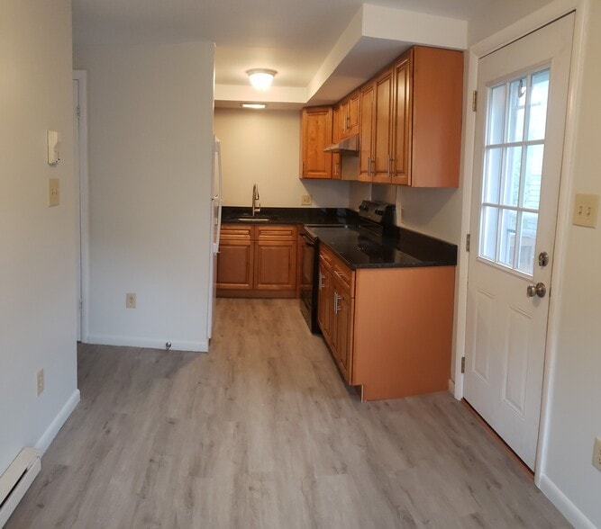 Kitchen - 80 Wall St