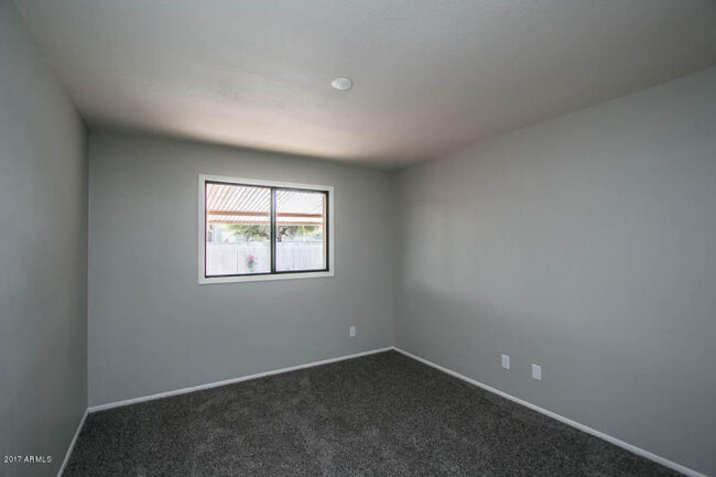 Building Photo - COMPLETELY REMODELED 4 BEDROOM, 2 BATH TEM...