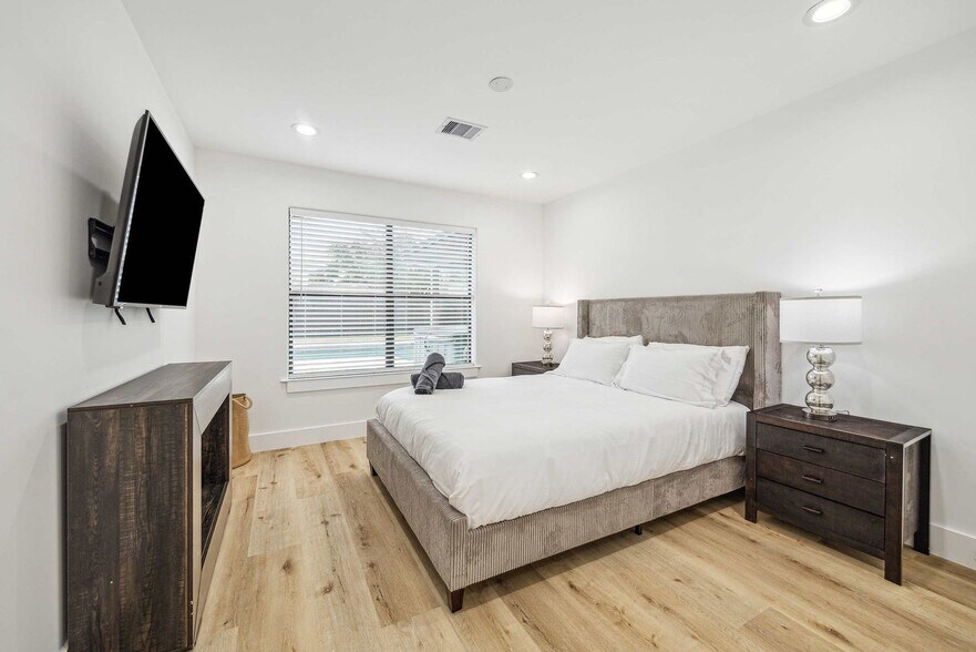 Building Photo - 5631 Cerritos Dr