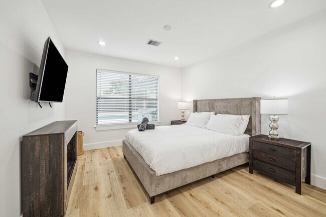 Building Photo - 5631 Cerritos Dr