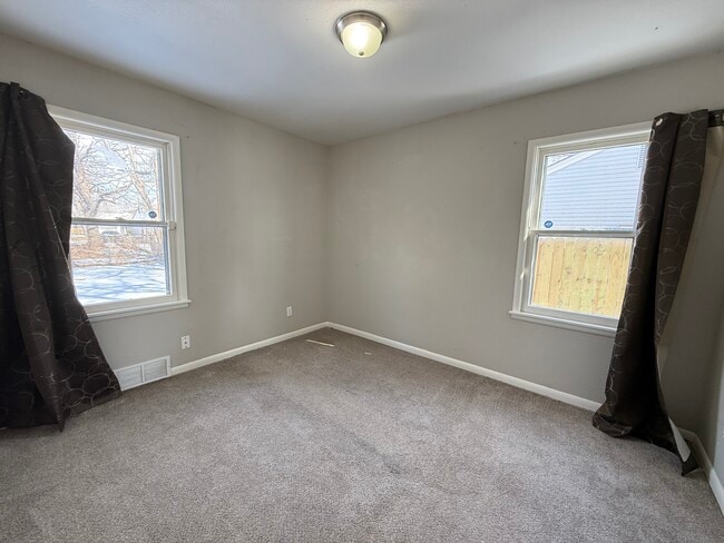 Building Photo - 1420 E 31st St S