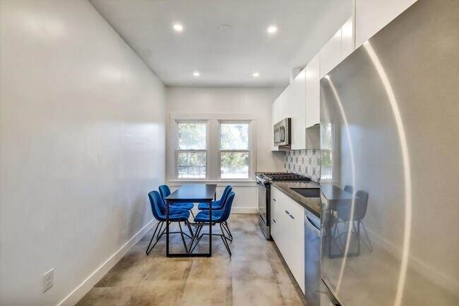 Building Photo - Furnished 3-Bedroom Apartment for 5 – Shar...