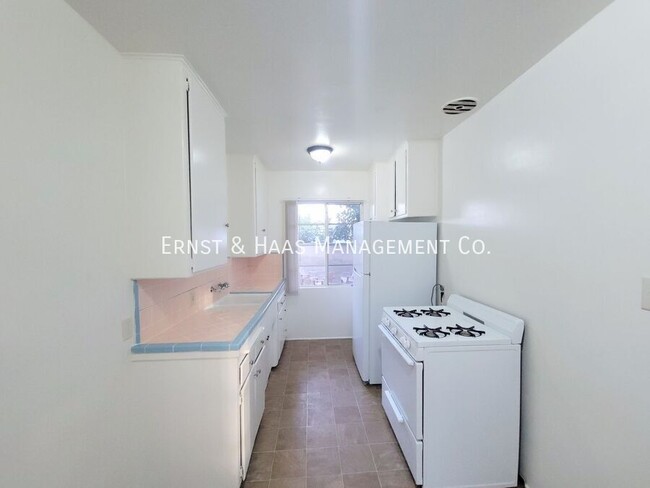 Building Photo - Lovely 1 Bedroom Apartment with Fresh Pain...