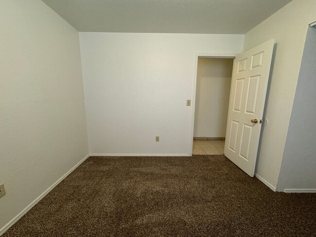 Building Photo - 3BR Duplex with gated yard and Garage