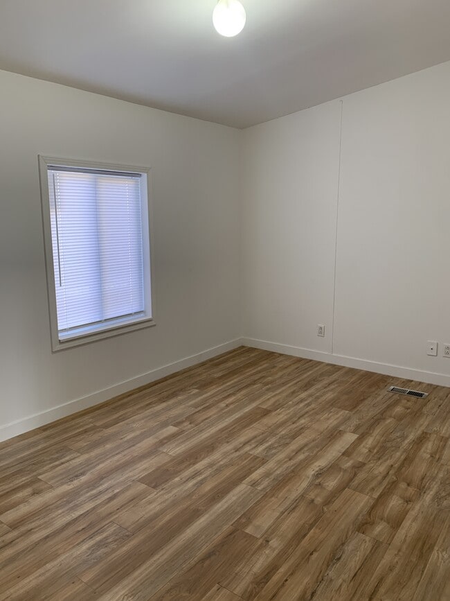 Building Photo - 3335 Fort Sanders Rd