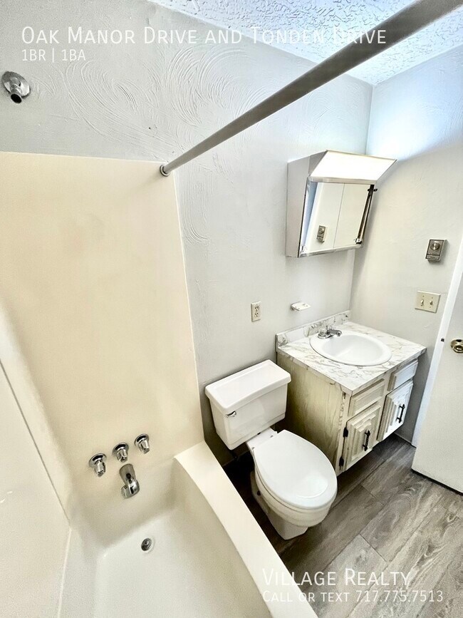 Building Photo - FEW STEPS, No one above or below! Cozy 1-B...