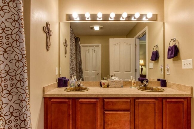 Building Photo - FULLY FURNISHED!!! GREAT FOR CORPORATE HOU...