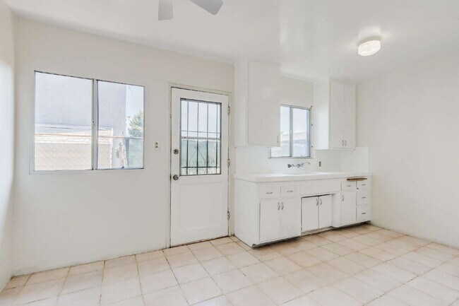 Building Photo - Fully Renovated Gem!