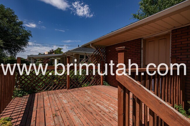 Building Photo - 628 Browning Ave S