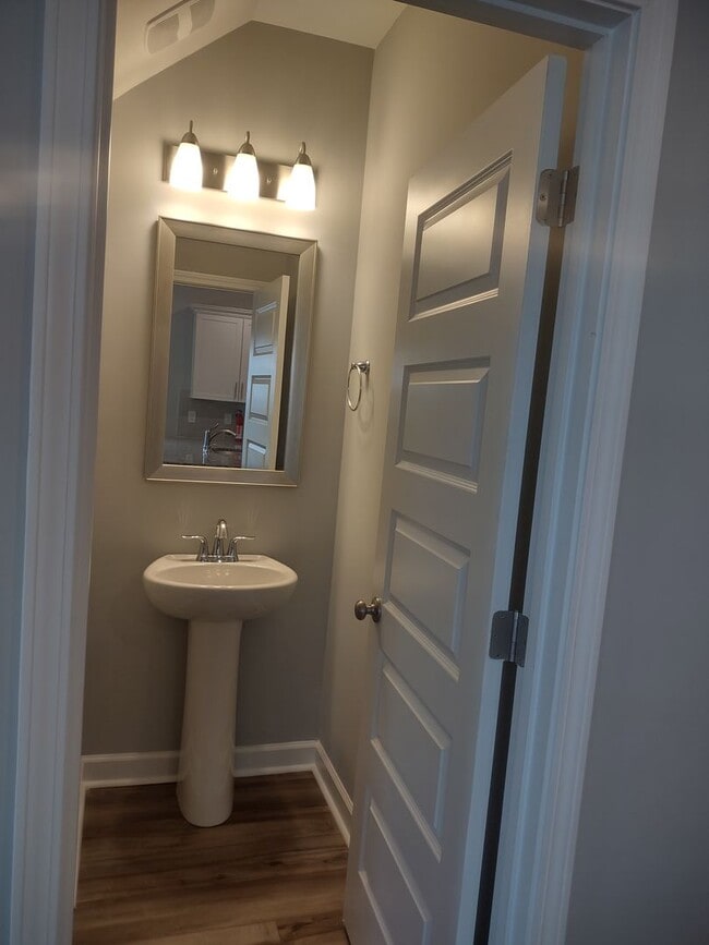 Building Photo - **$800.00 OFF THE FIRST FULL MONTHS RENT W...