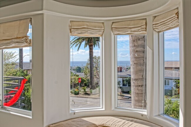 Building Photo - Beautifully Remodeled, 4BR4.5BA Hill Section Home w/ Amazing Panoramic Ocean Views, 3 Decks, Atri...
