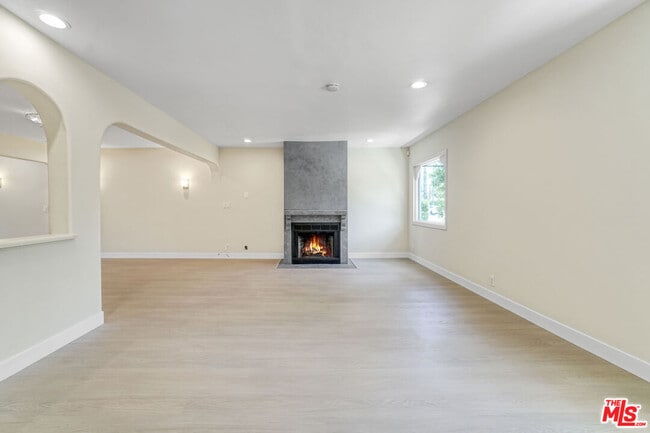 Building Photo - 209 N Doheny Dr