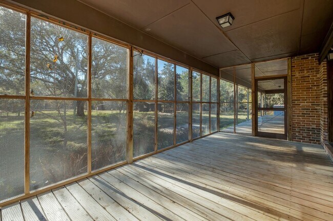 Building Photo - 5 bed 2.5 bath home with acreage