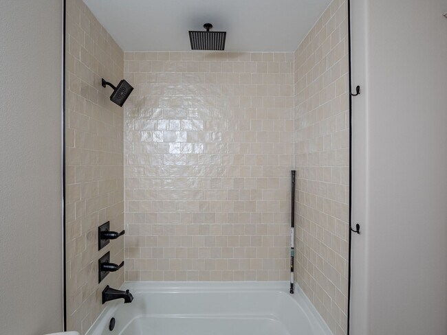 Building Photo - 922