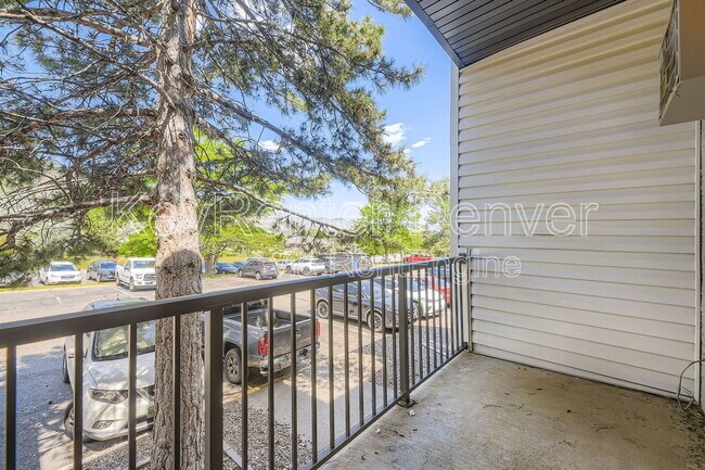 Building Photo - 1300 Golden Cir