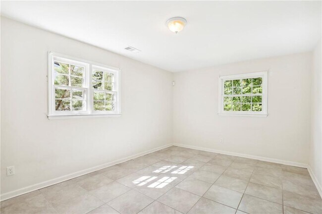 Building Photo - 4935 Cambridge Dr
