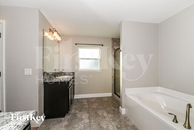 Building Photo - 3709 NE 12th Ave