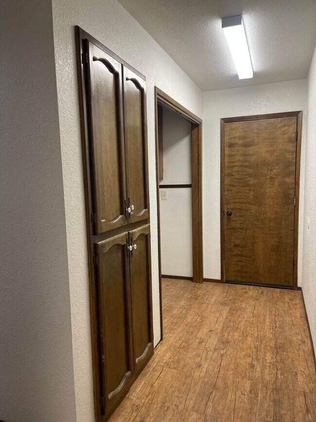 Building Photo - SPACIOUS 3 BED 2 BATH WITH A FAMILY ROOM A...