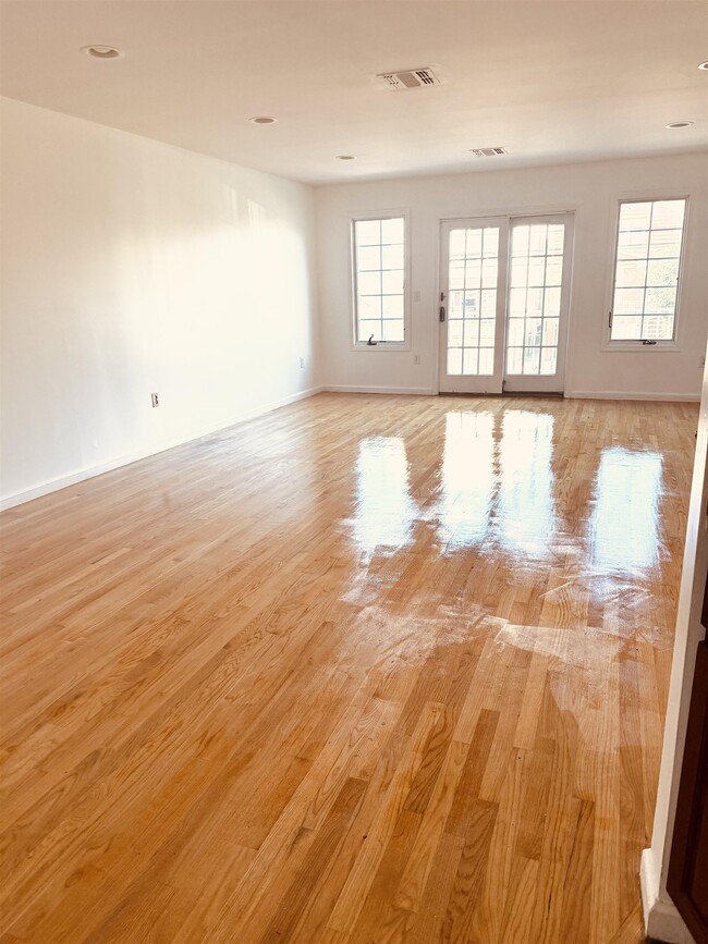 Building Photo - 525 Avenue A