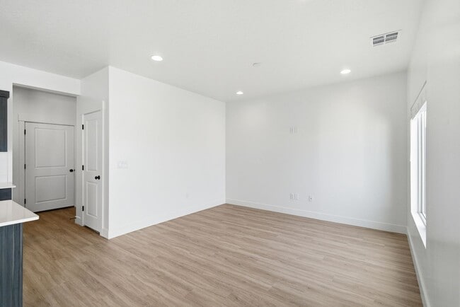 Building Photo - 5690 S Weehawken Ln