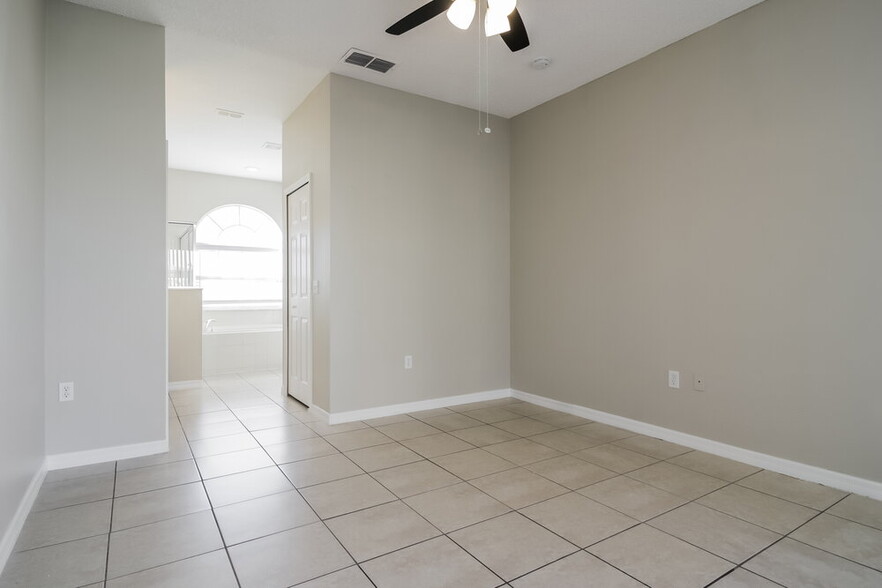 Building Photo - 562 Bristol Cir