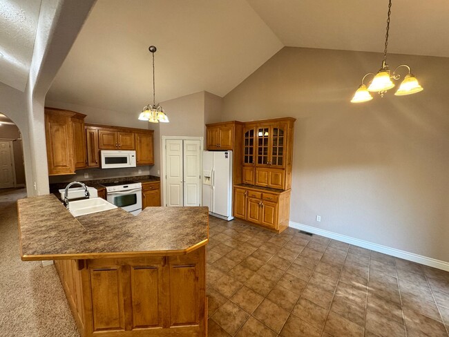 Building Photo - Large and Spacious Duplex Available