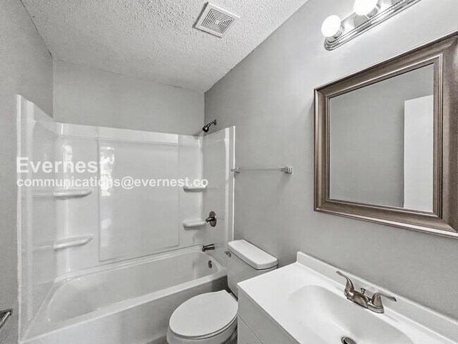 Building Photo - 6260 Somerset Dr