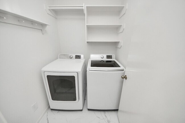 Building Photo - 20403 Blue Juniper Dr