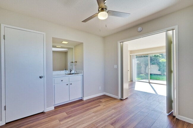 Building Photo - Newly Remodeled 3BR, 2BA, 1,117sf Duplex w...