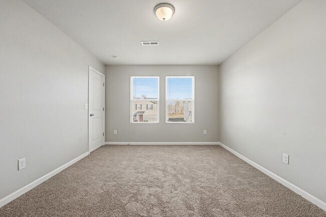 Building Photo - Beautiful 3-bedroom, 2.5-bath home in Greensboro