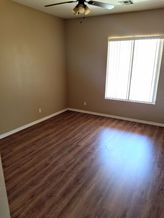 Building Photo - HUGE 5 bedroom, 3 bathroom in Glendale