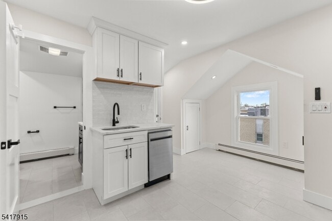 Building Photo - 633 Lafayette Ave