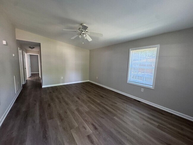 Building Photo - Wonderful open floor plan. New carpet.