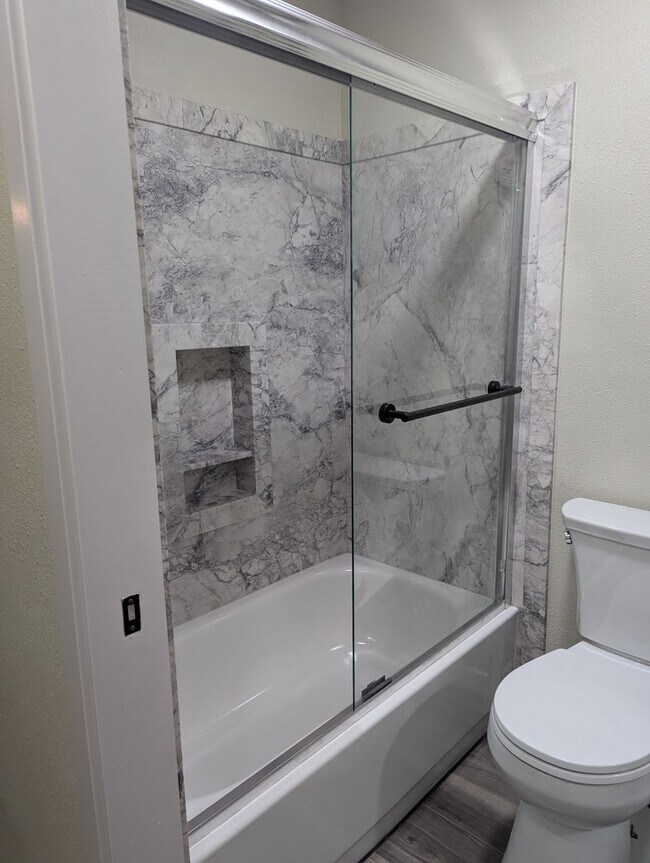 Building Photo - Very nice 3 bd 2 bath