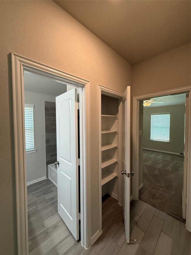 Building Photo - 1562 Ancient Oak Ln