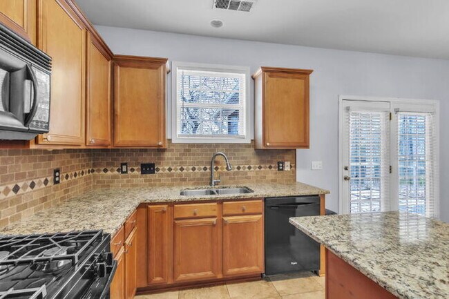 Building Photo - Spacious 4BR Home w/ Screened Porch, Fenced Yard & Great Location