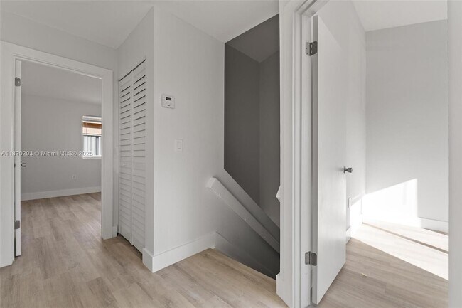 Building Photo - 6255 SW Kendale Lakes Cir