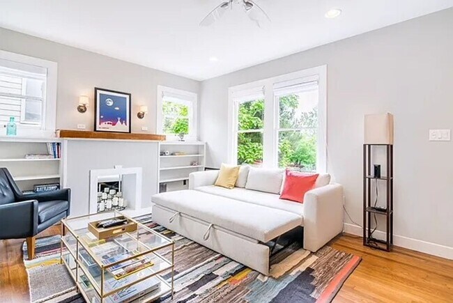 Building Photo - Beautiful Tudor Style Home in highly desir...