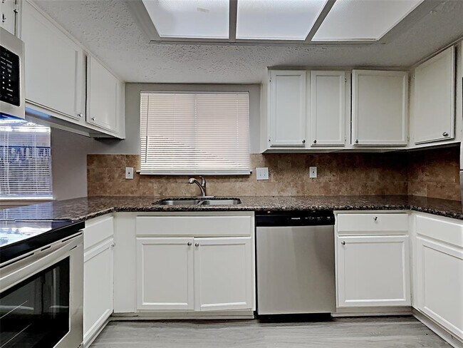 Building Photo - 8615 Riverside Walk Ln