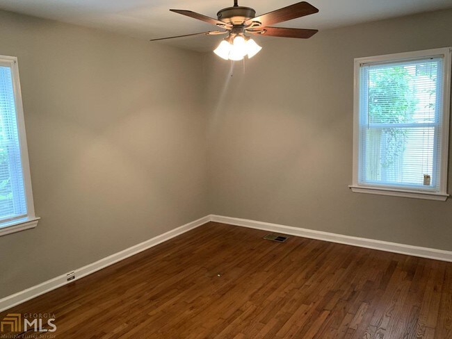 Building Photo - 402 Deckner Ave SW