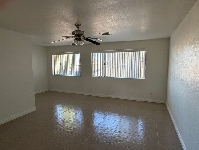 Building Photo - Charming 3 Bedroom with Huge Master Suite