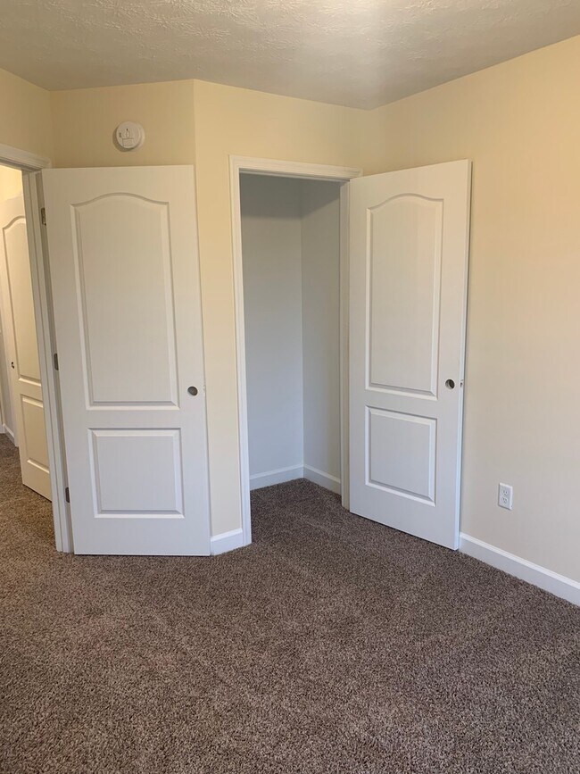 Building Photo - ***$500 Off First Months Rent*** Cedar Point Townhouse for Rent!
