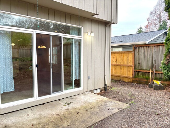 Building Photo - Central Gresham, Spacious 3 Bedroom, 2.5 B...