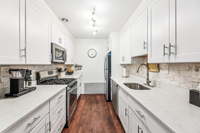 Building Photo - Chic Two-Level Condo in Prime SW Waterfront Location