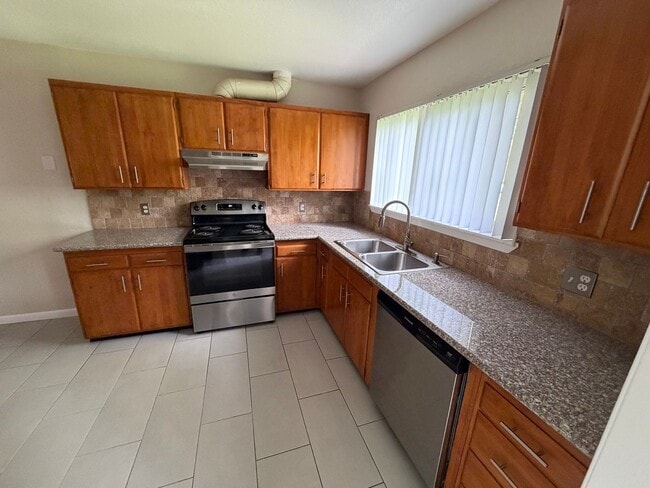 Building Photo - Central and updated 3 bedroom 1.5 bath tow...
