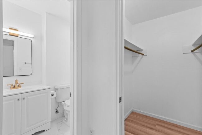 Building Photo - 5607 Viking Dr