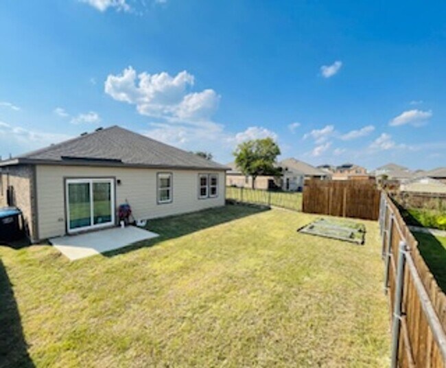 Building Photo - Spacious Open-Concept Home Next to Gated D...