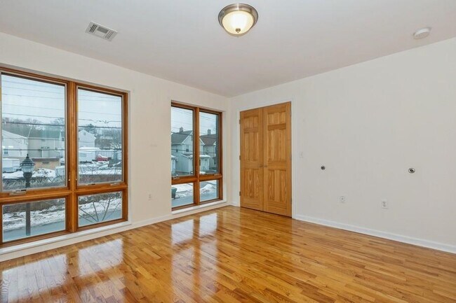 Building Photo - 17 Meadow Rd